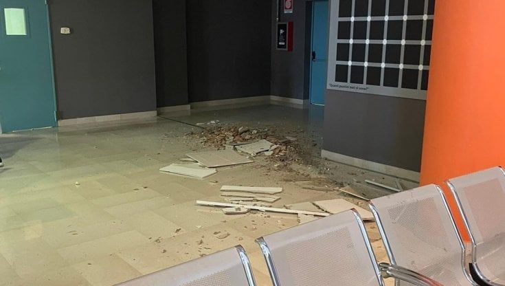 Ospedale di Altamura, crolla il soffitto della hall: nessuno ferito e danno subito riparato ma è polemica. "E' l'ospedale più nuovo della Puglia"
