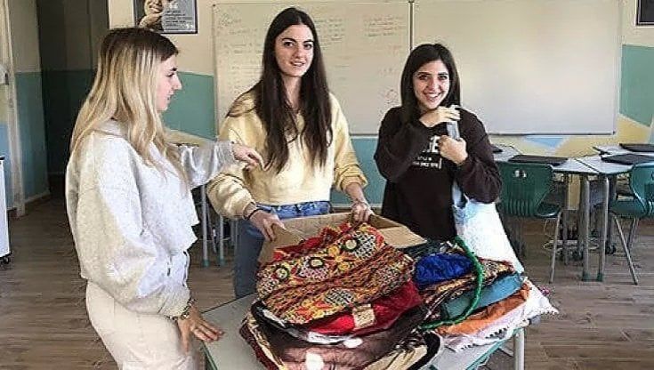 Le studentesse pugliesi aiutano 10 coetanee afghane a frequentare la scuola: "Compriamo e vendiamo le loro borse per finanziare l'istruzione"