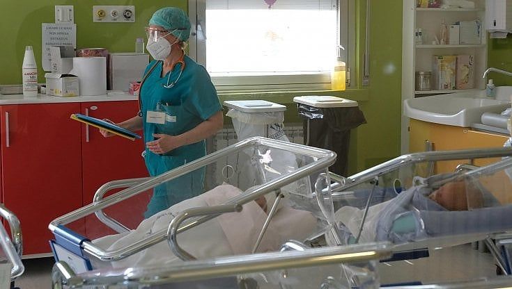 Nel Policlinico di Bari una donna su tre ha partorito con il Covid. "I neonati stanno bene, ma è meglio vaccinarsi"