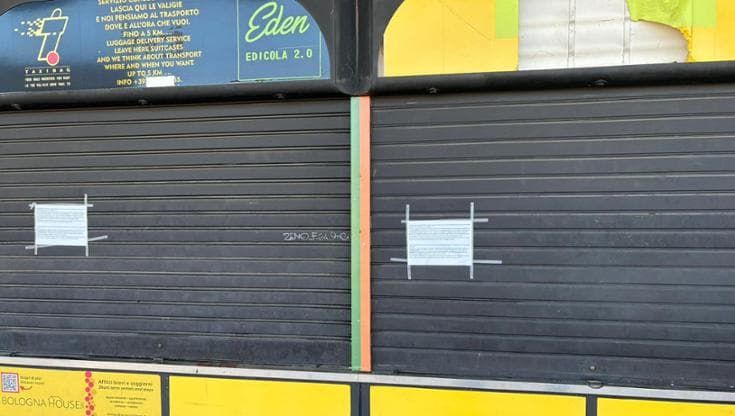 Sigilli all’edicola al 1° binario in stazione: “Hanno portato via anche le valigie in custodia”