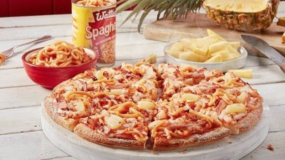 Oltre ogni immaginazione, ecco la pizza spaghetti e ananas