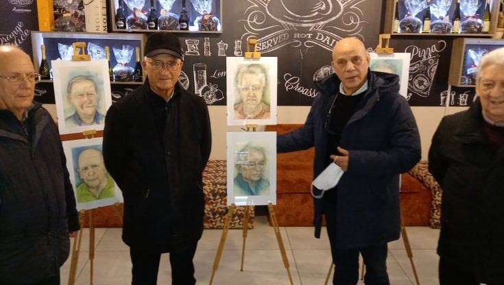 Da 25 anni insieme per il caffè, ora ognuno dei 27 amici ha un ritratto nel bar del paese