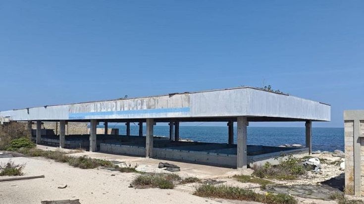 C’erano una volta il Galeone e l’Ancora, da simboli a ruderi vista mare: “Nessuno vuole gestirli”