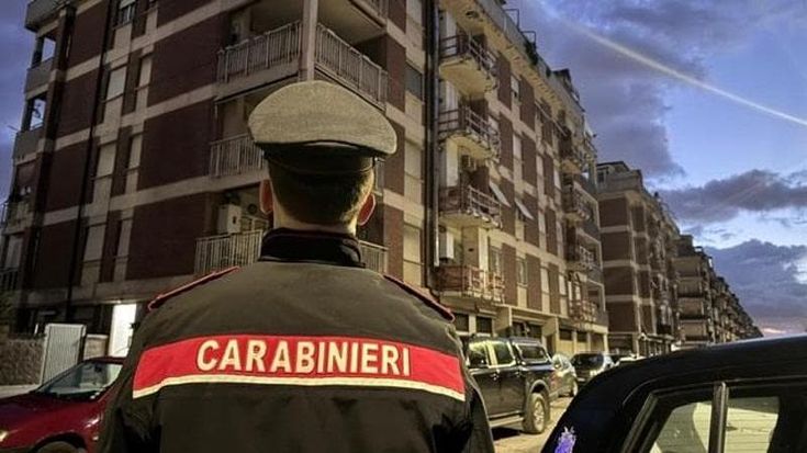 “Non toccare il mio cane”. Un 23enne litiga con la sorella che lo accoltella e poi scappa