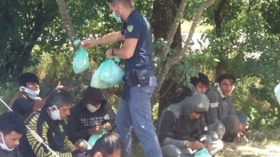 Migranti: in 32 ammassati in un camper, fermati a Trieste