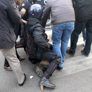 Scontri in via Pistoiese al presidio antifascista, 9 feriti