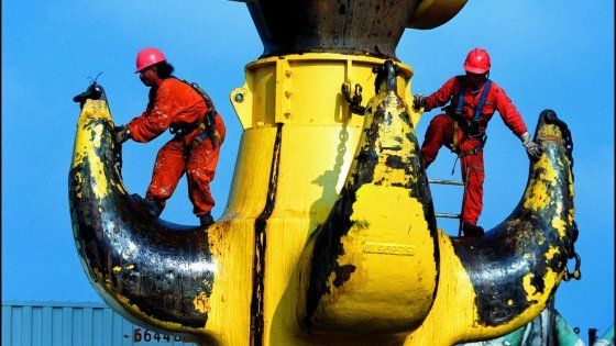 Eni in rosso nel trimestre, ma sale la stima sulla produzione