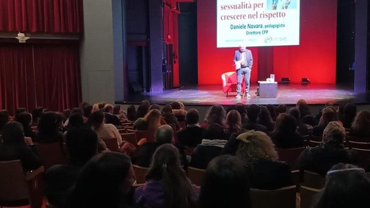 Adolescenti, tecnologia e sessualità: la scuola che insegna ai genitori che si sentono fragili