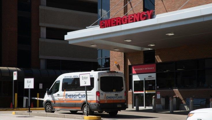 L’attesa davanti all’ospedale dove Rushdie è stato operato: non è più attaccato al respiratore e riesce a parlare. Biden: "Preghiamo per lui"