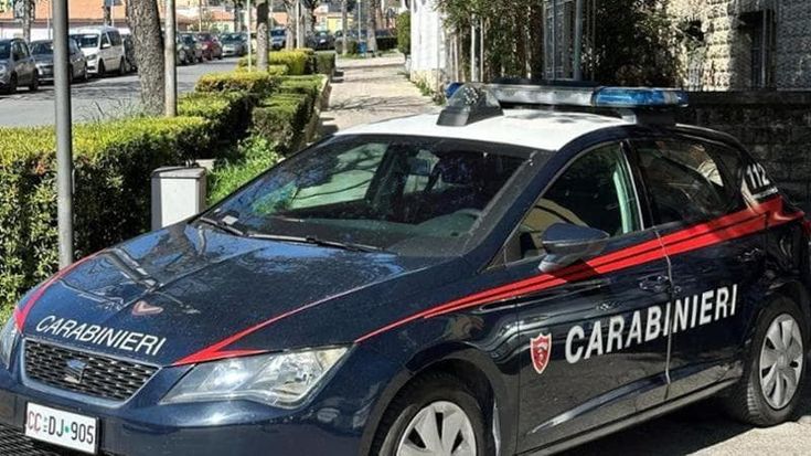 Finge malore per attirare moglie e figlia in fuga dai maltrattamenti e le aggredisce: arrestato
