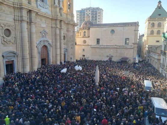 Marsala, una folla oceanica ai funerali di Nicoletta Indelicato