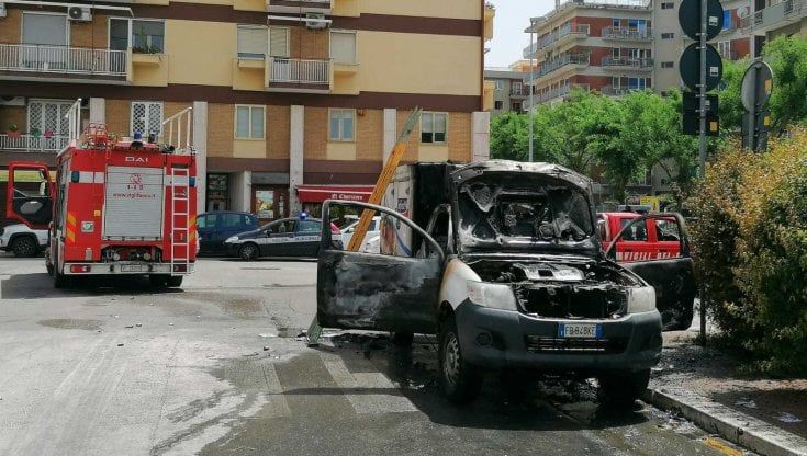 Bari, esplosione in piazzale Lorusso: furgoncino dei surgelati prende fuoco. Illeso il conducente