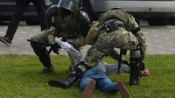 Bielorussia, quinto fine settimana di protesta: 100mila per le strade. Putin darà 1,5 miliardi di dollari a Minsk