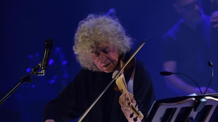 Branduardi torna sul palco e canta Francesco: “Ora sto bene, il sogno è suonare alla Scala”