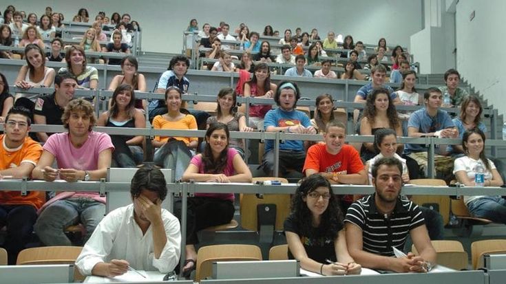 Addio laureati con la valigia, sette su dieci lavorano in Sicilia
