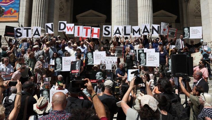 New York, gli scrittori in piazza per Rushdie. Talese: "Salman uno di noi. Gli staremo tutti al fianco"