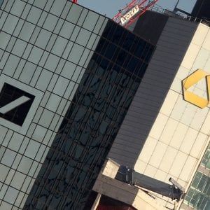 Borse deboli nonostante le trimestrali positive. Spread a 270 punti in attesa di S&P