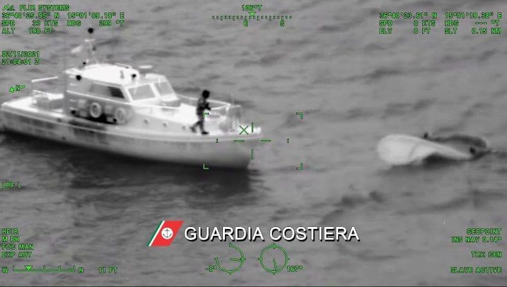 Aggrappato per cinque ore al surf in balìa delle onde, salvato dalla guardia costiera