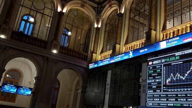 Borse europee contrastate, il dollaro ai minimi da metà 2018