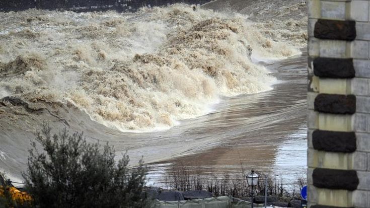 Maltempo in Toscana, con il fiato sospeso in fuga dalle case. “L’incubo è tornato”