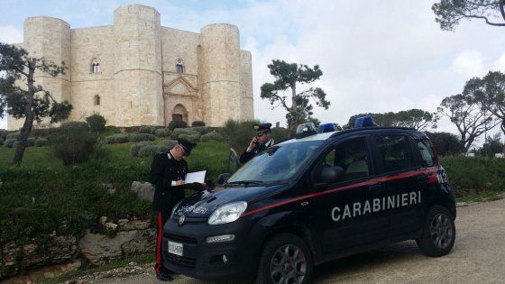 Castel del Monte, arrestati mentre rubano i segnali stradali: "Ci servivano per un gazebo"