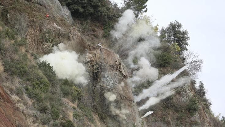 Arenzano, esplosa la roccia sull’Aurelia, strada aperta a una corsia l’1 marzo