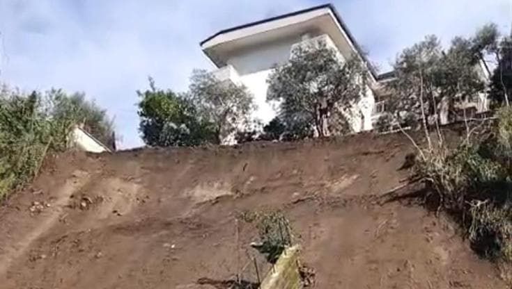 Castellammare, frana un pezzo di costone. Palazzina a rischio crollo: sgomberate due famiglie