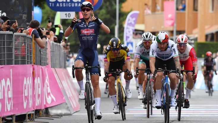 Ciclismo, Giro d'Italia: Merlier vince a Novara. "Dedicato a Weylandt". Nizzolo è secondo, Ganna resta in rosa