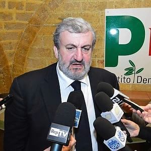 Sondaggio Swg, Emiliano al 50 per cento. La Poli più forte di Schittulli