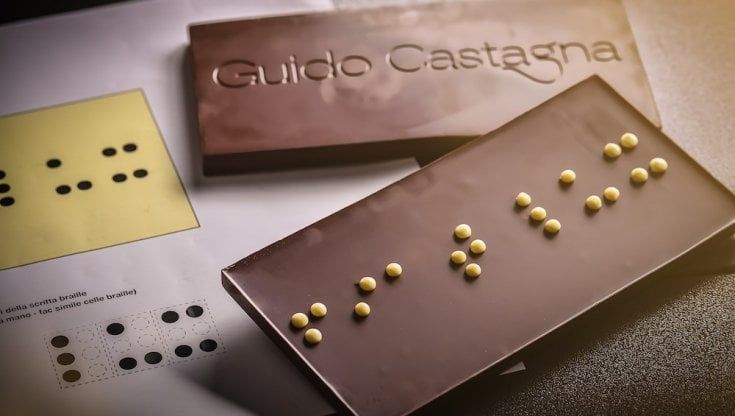 Cibo, arte e inclusione: ecco la tavoletta di cioccolato in braille