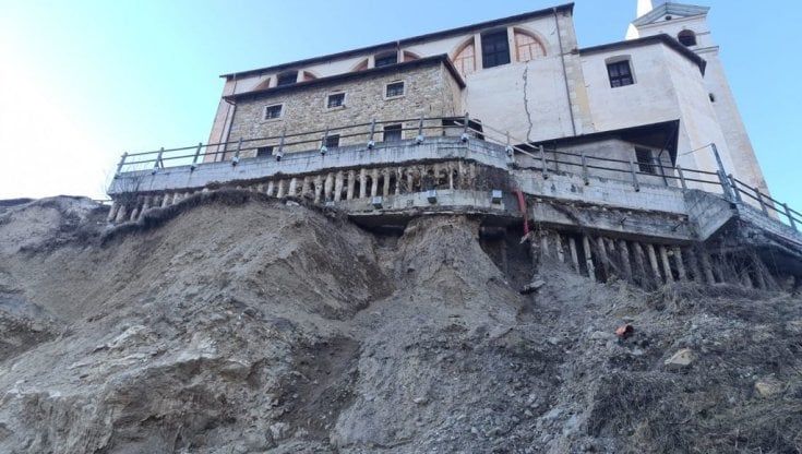 Dopo otto secoli niente messa di Pasqua nella chiesa simbolo delle Dolomiti: "Colpa del clima e della tempesta Vaia, la montagna si sbriciola"