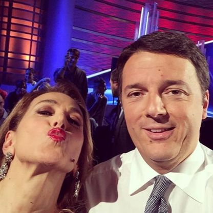 Matteo Renzi in tv, selfie con il pubblico e Barbara D'Urso