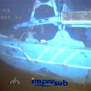 Nuova strage nel Canale di Sicilia, morte dieci migranti. Ad Augusta arriva il relitto del maxinaufragio con 700 vittime