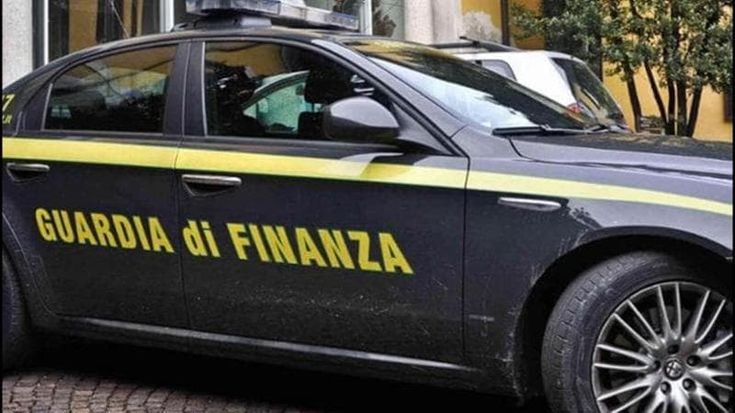 Soldi in cambio di falsi visti dall’Uzbekistan per cittadini russi, due arresti