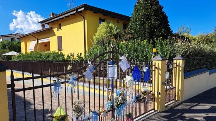 Neonati sepolti, lettere e peluche sul cancello di Chiara: “Un paese sperduto piange un lutto che non si merita”