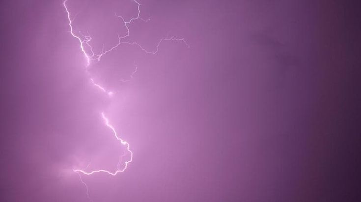 È allerta per i primi temporali dopo l’ondata di caldo. Due vittime per i fulmini in un giorno