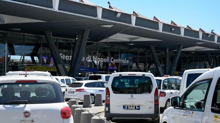 Taxi a Napoli, aumentano le tariffe fino al 15 per cento: 50 centesimi in più per l’inizio corsa nei giorni feriali e un euro nei festivi, cambia lo scatto del tassametro