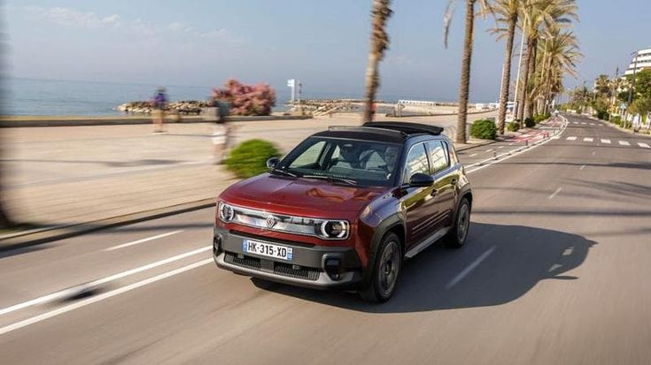 La Renault 4 E-Tech rivede il cielo. Ecco la prova della Plein Sud, l’elettrica con il tetto in tela