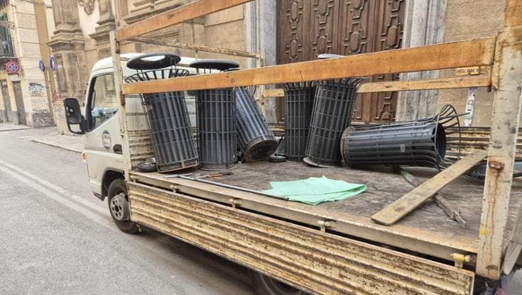 Furto di cestini gettacarte in corso Vittorio Emanuele. Todaro: “Schiaffo al decoro urbano”