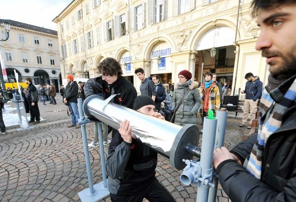 Torino, piazza in stile Warhol<br />per il maxi-origami di stagnola