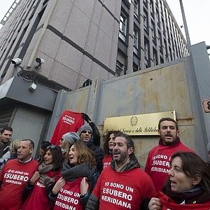 Meridiana, firmato l'accordo. Via agli esodi volontari