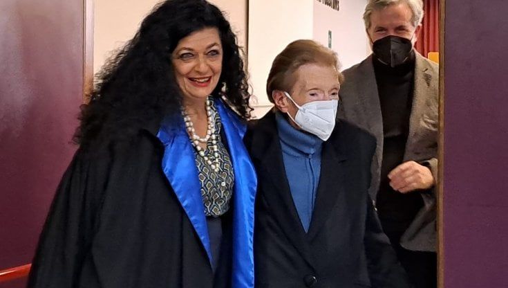 Napoli, si laurea a 84 anni in Giurisprudenza: "E ora penso alla terza, in Scienze politiche"