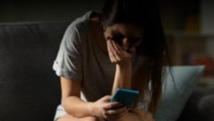 Revenge porn, finto attore porno ricatta una donna che gli aveva mandato foto in cui posava nuda. Arrestato