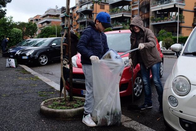  Roma, con scope e impermeabili al lavoro gli attivisti del comitato Belvedere Piccolomini