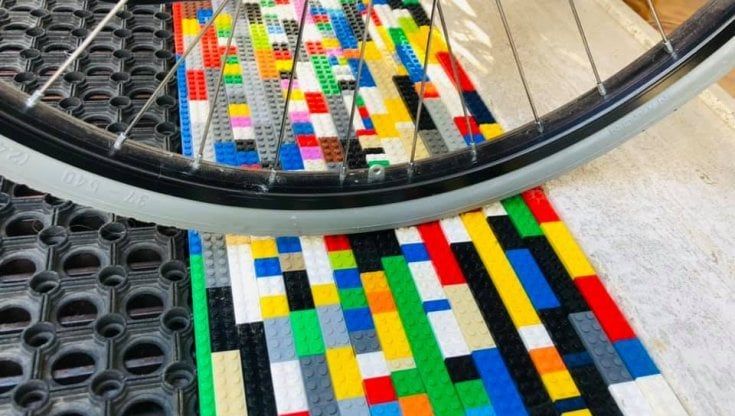 Una rampa per disabili fatta di Lego: "Usiamo i mattoncini contro le barriere architettoniche"