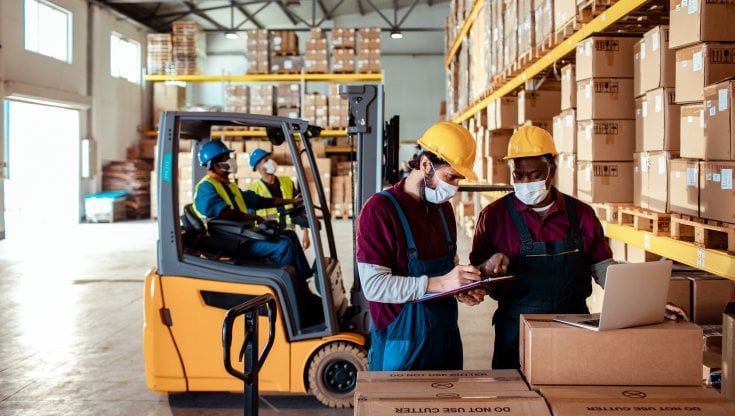 Dagli edili ai facchini, i lavoratori delle coop sono sempre più poveri: “Agire subito su salari e fisco”