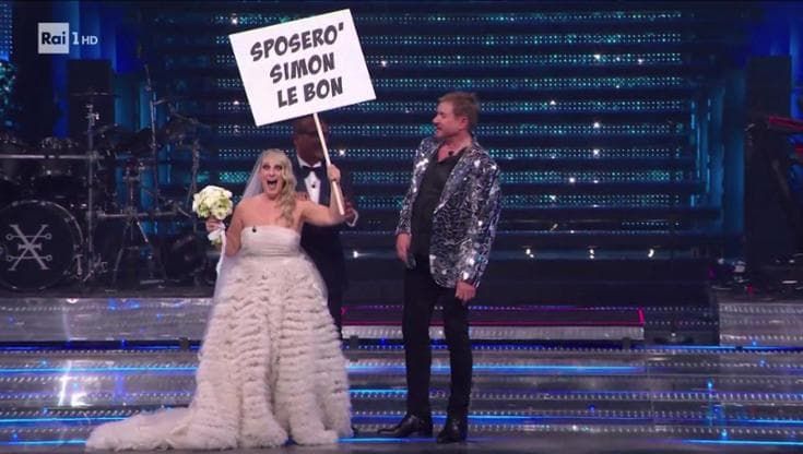 Sanremo, "Sposerò Simon Le Bon": la proposta di Katia Follesa e il bacio al cantante dei Duran Duran