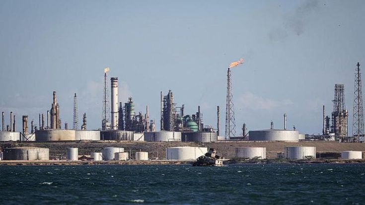 Usa, maxi accordo sul petrolio con il Venezuela. Trump: “A noi 65 miliardi di barili, raddoppiate le riserve”