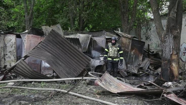 Ucraina, bombardamenti russi su Kharkiv: edifici e auto distrutte nel centro della città