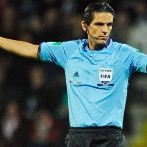 Champions, Collina boccia arbitraggio Barça-Psg, Aytekin verso sospensione